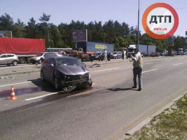 Масштабное ДТП на проспекте Бажана в Киеве: на Харьковской площади BMW протаранил Hyundai и Dodge. Двое пострадали