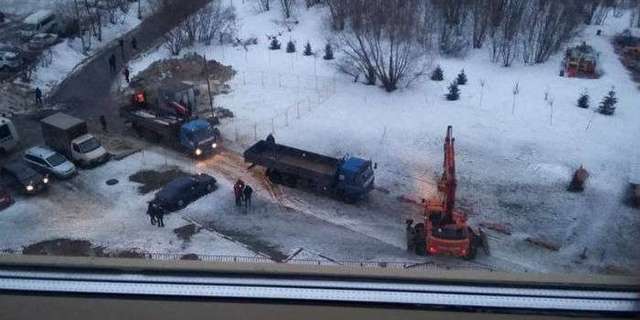 В Москве протестующих разгоняли экскаватором