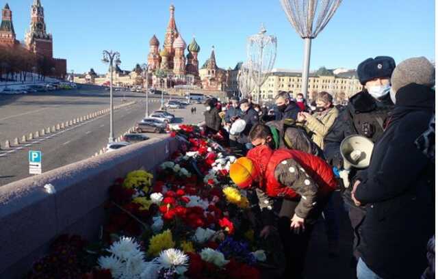 Больше 15 человек задержали на акции памяти Бориса Немцова в Москве