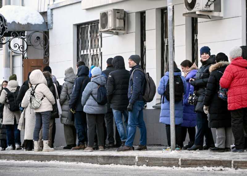 Более сотни человек пришли на акцию "Полдень против Путина" в столице Литвы, Вильнюсе