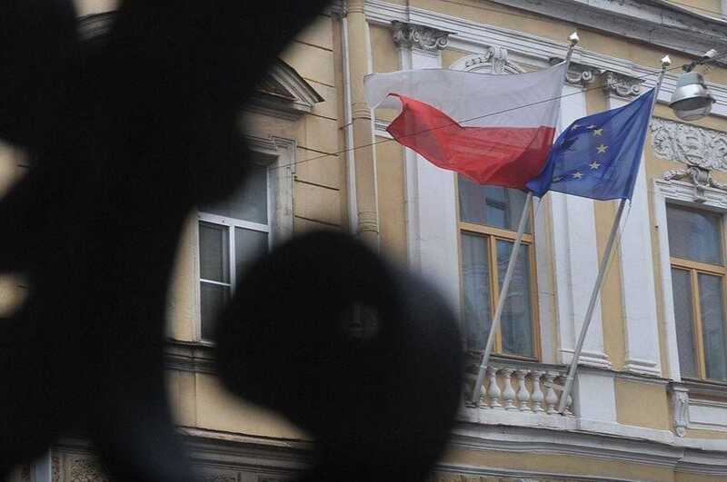 В Санкт-Петербурге закрыли Генконсульство Польши: дипломаты покидают страну