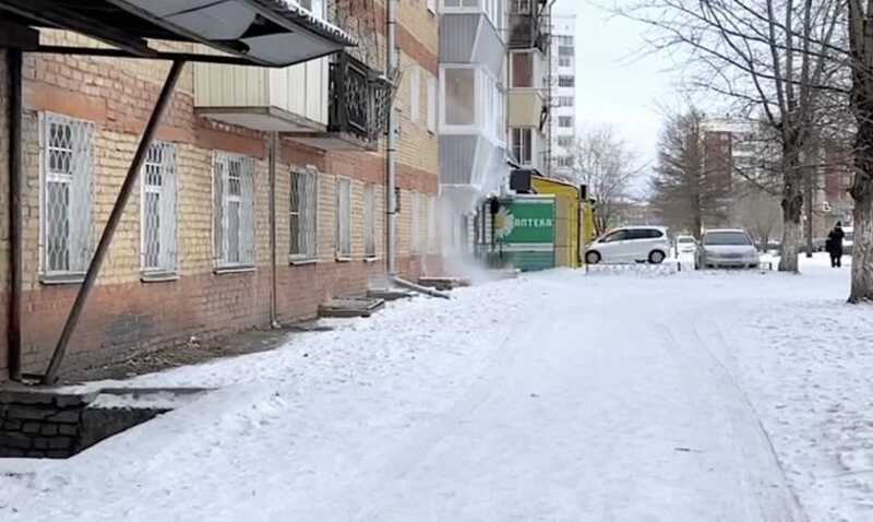 В Улан-Удэ после прорыва трубы жители остались без отопления и с разрушенным имуществом