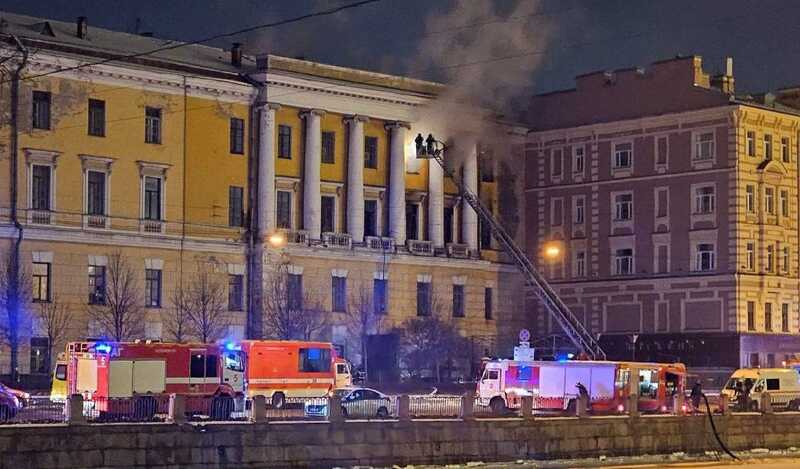 В Санкт-Петербурге горит здание Обуховской больницы: на месте работают пожарные