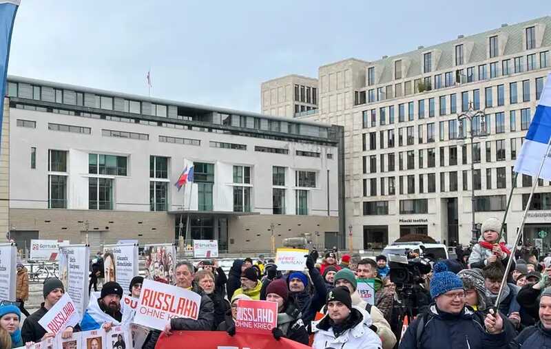 В Берлине протестующие вышли на марш против Путина