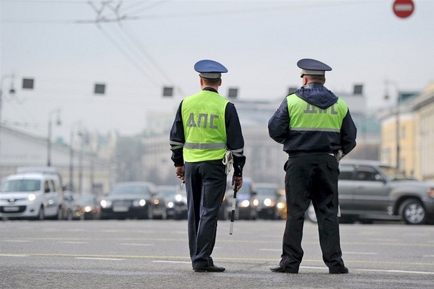 Получивший взятку инспектор ДПС пытался скрыться на чужом автомобиле