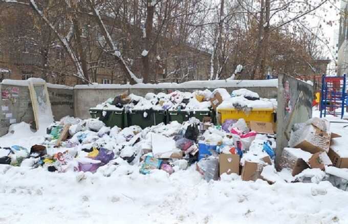 Жители Челябинска пожаловались на «утонувший в мусоре» в новогодние праздники город